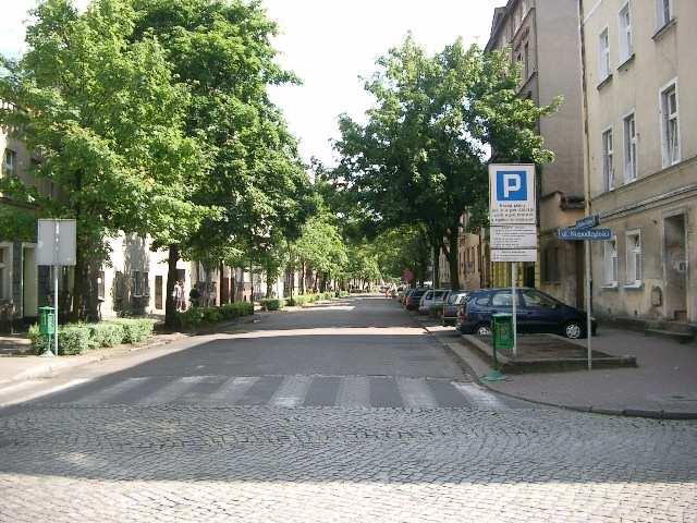 Rys. 5.30 Na ulicy Bolesława Chrobrego moŝna wyznaczyć dodatkowe prostopadłe miejsca do parkowania kosztem pasa krzaków i zwęŝenia jezdni. 5.5 OBSZAR 4: PARKING NA PLACU KOŚCIUSZKI Ze względu na oddalenie od pozostałych obszarów parkingowych, parking na pl.