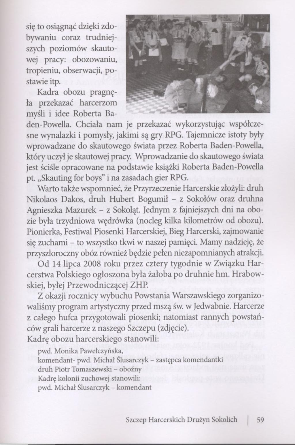 się to osiągnąć dzięki zdobywaniu coraz trudniejszych poziomów skautowej pracy: obozowaniu, tropieniu, obserwacji, postawie itp.