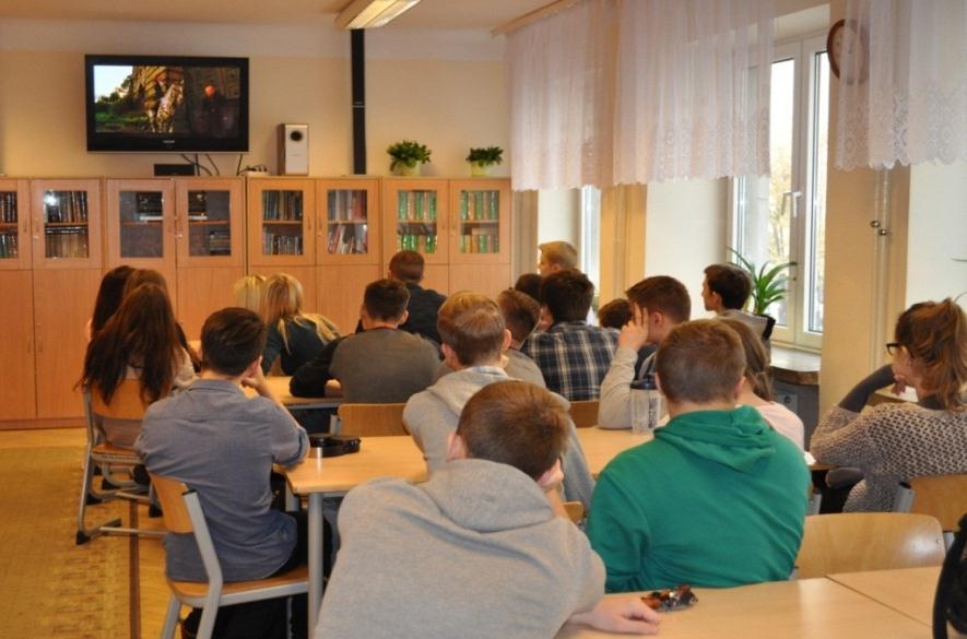 Edukacja filmowa w bibliotece w ciągu całego roku szkolnego Poza bogatym księgozbiorem, biblioteka posiada