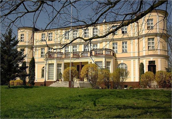 stan mieszkanek wynosił 77 osób. W 2016 r. z usług Domu korzystało 86 osób. 1.