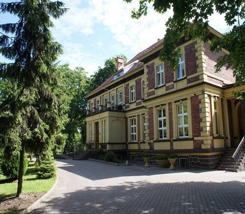 1.3 Dom Pomocy Społecznej w Falmierowie Przeznaczony jest dla kobiet niepełnosprawnych intelektualnie w różnym stopniu niepełnosprawności. Dom dysponuje 80 miejscami.