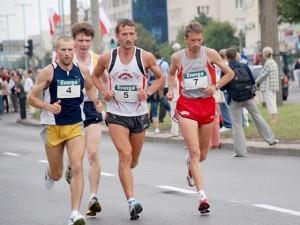 Rodzaje treningu siłowego trening izometryczny trening dynamiczny (ćwiczenia koncentryczne i ekscentryczne) trening izokinetyczny WYTRZYMAŁOŚĆ Wytrzymałość jest określana jako zdolność do