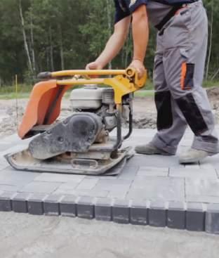 Do wypełnienia spoin stosuje się suchy piasek płukany o granulacji 0-2 mm lub drobny grys o uziarnieniu 1-2 mm. Szczeliny muszą być całkowicie wypełnione.