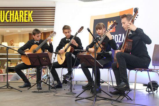 przedstawili. Widać było, że z gitarą klasyczną są za pan brat.
