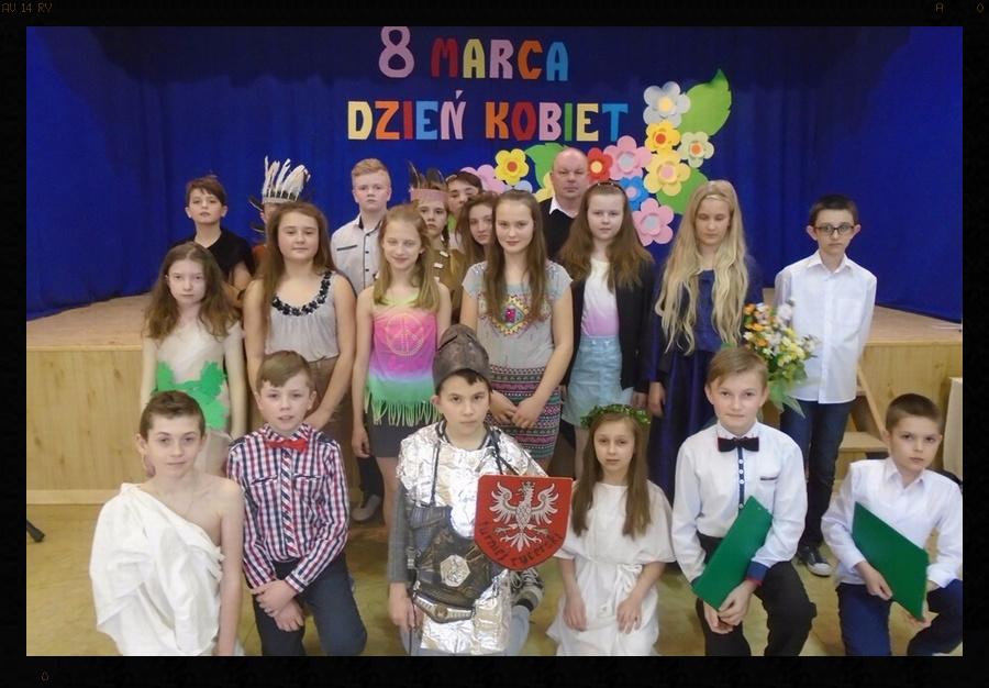 artystyczny, w którym pokazali jak kobiety zmieniały się w