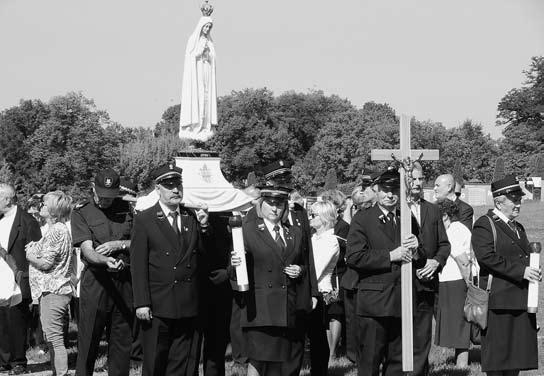 Czterech kolejarzy w mundurach niosło figurę Matki Bożej Fatimskiej. W ten sposób uczczono jubileusz 100 lecia objawień fatimskich, który obchodzimy w bieżącym roku.