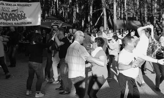 Przewodniczący RSK Henryk Sikora, wręczył w podziękowaniu za wieloletnie promowanie sportu wśród kolejarzy i wspieranie organizacji turniejów piłkarskich statuetki (piszemy o tym na str. 6).