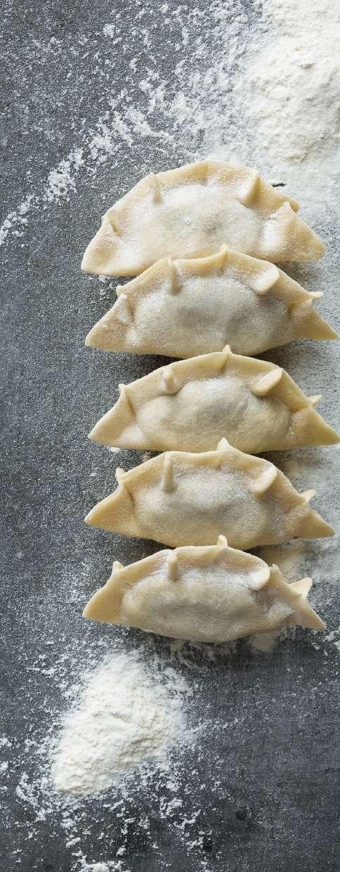 Menu serwowane Menu 1 Karp w bulionie octowym ze śniegiem Grzybowa z wędzoną śliwką i serem korycińskim Udo kaczki z kluseczkami śląskimi z masłem