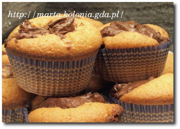 Muffinki z czekoladą Kolejny pomysł na muffinki, które z racji tego, że robi się je szybko i łatwo, zyskują w domach coraz większą popularność.