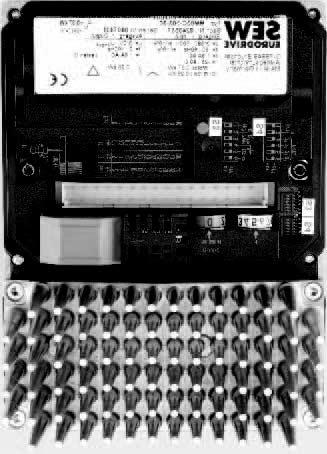 Falownik MOVIMOT z radiatorem (przykładowa wielkość 1) 6. Przełącznik S5 (zasilanie AUX-/24V, możliwości ustawień patrz rozdział "Uruchomienie") 7. Listwa zaciskowa elektroniki X2 8.