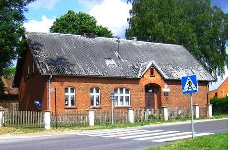 Instytucje Urząd Gminy oraz Ośrodek Zdrowia znajdują się w oddalonym o 3 km Luzinie. Dzieci z Robakowa uczęszczają do Szkoły Podstawowej w Robakowie (kl.