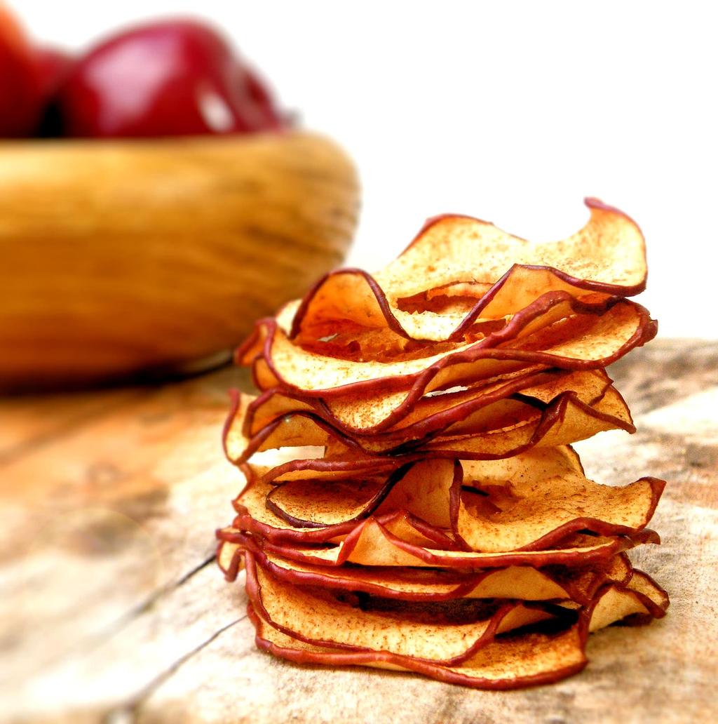 CHIPSY JABŁKOWE Chipsy jabłkowe nie tylko rewelacyjnie smakują, ale sprawdzają się idealnie jako dekoracja deserów czy tortów. Jabłka dokładnie umyj i osusz.