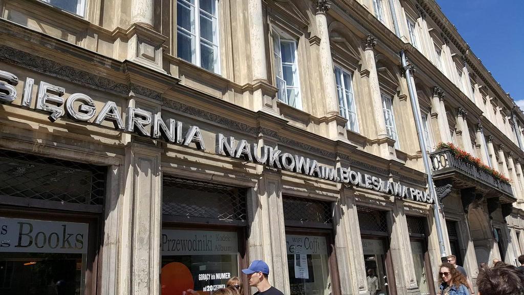 Krakowskie Przedmieście 7 maja 1878 r. w tym domu funkcjonował powieściowy nowy sklep galanteryjny kulskiego (firma J. Mincel i S. Wokulski").