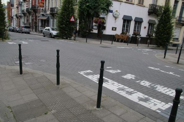 rozwiązań: ustawienia sygnalizatora w osi przejścia dla pieszych lub przeprowadzenie pieszego przy krawędzi przejścia (oba przykłady zostały przedstawione na zdjęciach powyżej).