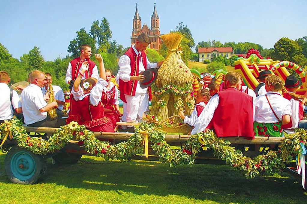 Dożynki Gminne 2 INFORMATOR SAMORZĄDOWY Gminy Rzepiennik Strzyżewski, lipiec - sierpień 2015 15 sierpnia to tradycyjnie od lat dzień, gdy w naszej gminie odbywają się dożynki gminne.