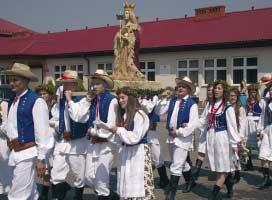 Oceniono również tegoroczne wieńce prezentowane przez rozśpiewane i uśmiechnięte grupy młodzieży z każdej miejscowości.