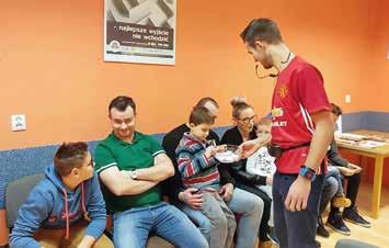 MOCNIEJSI RODZICE & ZDROWSZA SPOLECZNOSC Podczas pierwszego spotkania uczestnicy pracowali w grupach wymieniali poglądy oraz wyciągali wspólne wnioski związane z tematem Silnych Rodziców i Zdrowych