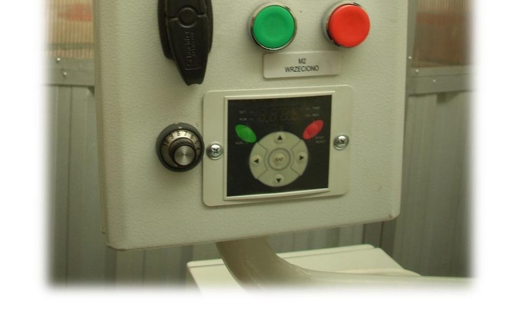 Na panelu umiejscowiono przyciski sterowania posuwem i wrzecionem (głowicy roboczej), pokrętło płynnej regulacji prędkości obrotowej głowicy wraz z wyświetlaczem jej