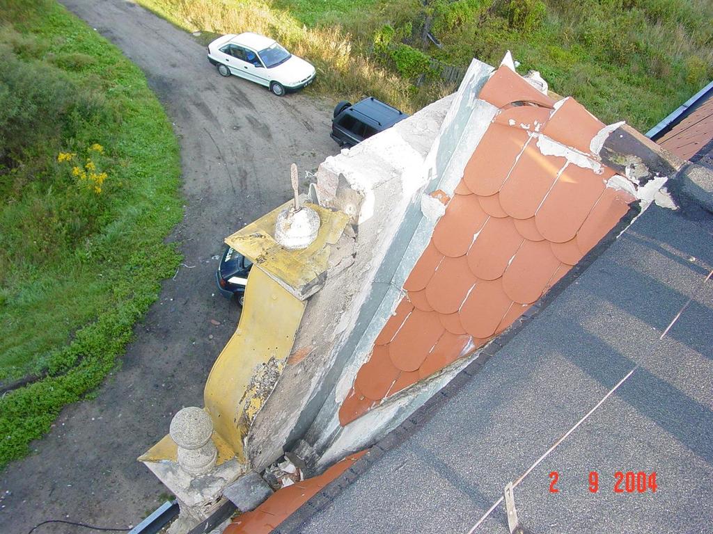 WARSZTATY 006 z cyklu: Zagrożenia naturalne w górnictwie Rys. 3.3. Uszkodzenie i odpadnięcie elementów zewnętrznego wykończenia (attyki) nad wejściem do budynku wielorodzinnego Trzebcz 46 Fig. 3.3. Fall off external pieces on the front of building Trzebcz 46 3.