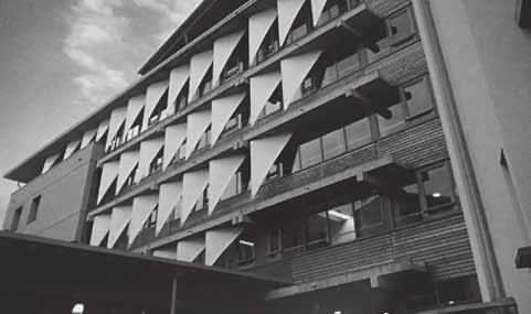 MICHAŁ GOŁĘBIEWSKI 161 Fotografia 5 Siedmiopiętrowy budynek użyteczności publlicznej w Clermont Ferrand we Francji Uwaga: do budowy zastosowano bloczki konopno-wapienne. Źródło: jak w fotografii 3.