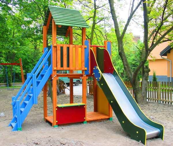 WyposaŜenie placu zabaw dla dzieci stanowią: ZABAWKA NR 1 ZESTAW WIEśOWY Dwie duŝe wieŝe, jedna z daszkiem,