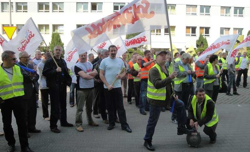 też zarządy spółek zależnych działań konsolidacyjnych zachodzących w grupie kapitałowej, w tym w szczególności restrukturyzacji oraz pozbawiania pracowników ich uprawnień, jak też braku podwyżek