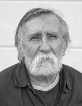 TADEUSZ Z. BŁOŃSKI Absolwent ASP w Krakowie. Był profesorem na Wydziale Sztuk Uniwersytetu Technicznego w Koszycach na Słowacji. Od roku 2007 pracuje na Wydziale Sztuki Uniwersytetu Rzeszowskiego.