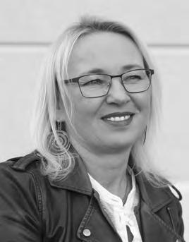 IWONA JANKOWSKA-KOZAK Urodziła się w 1969 roku w Krośnie. Absolwentka Państwowego Liceum Sztuk Plastycznych w Jarosławiu.