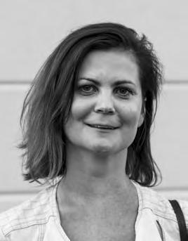 ANNA PUSTELNIAK-KUCHNIAK Urodziła się w Rzeszowie. Absolwentka Instytutu Wychowania Plastycznego kierunek Edukacja artystyczna w zakresie sztuk plastycznych Wyższej Szkoły Pedagogicznej w Rzeszowie.