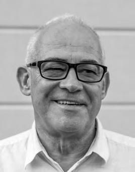 LESZEK KUCHNIAK Urodził się w Żarach. Absolwent Państwowego Liceum Sztuk Plastycznych w Jarosławiu. Ukończył studia na Wydziale Rzeźby krakowskiej Akademii Sztuk Pięknych, dyplom w pracowni prof.