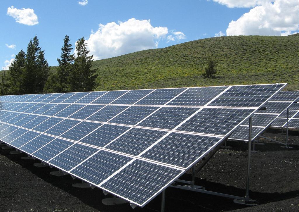 Możliwość zastosowania systemu off-grid Wydajność Pod pojęciem instalacji off-grid lub systemu wyspowego rozumie się całkowitą niezależność od publicznych sieci elektrycznych lub dostawców.