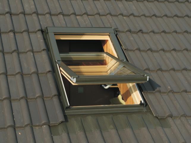 Okna dachowe 048010 Corotop Vent Opis: Okno dachowe Corotop Vent to okno obrotowe z hartowaną szybą zewnętrzną i z automatycznym nawiewnikiem w górnej części ościeżnicy.