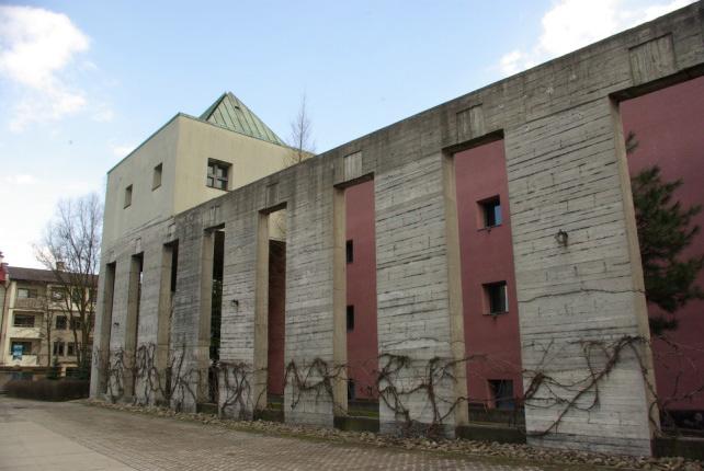 Joanna Gil-Mastalerczyk With the opening of the observation ( Gate of Knowledge ), located: Emmaus body of the church, a library, and between them the great mastaba a triangular plan.