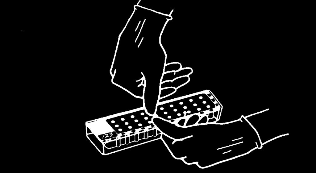 Umieœciæ kciuki skierowane ku œrodkowi panelu na krawêdzi pokrywki po obu stronach panelu i równoczeœnie naciskaæ, a pokrywka zatrzaœnie siê w odpowiednim miejscu (bêd¹ s³yszalne dwa klikniêcia ).
