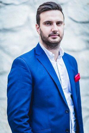Fryderyk Tułowiecki Inwestor na rynku nieruchomości od 2014 roku. Specjalizuje się w nawiązywaniu relacji z najemcami i prowadzi organizację najmu dla inwestorów.