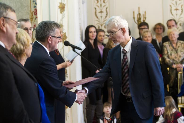postanowieniem z dnia 7 stycznia 2014 r. nadał tytuł profesora nauk chemicznych Ryszardowi Szymańskiemu. Wręczanie nominacji odbyło się 28 lutego 2014 r. Gratulujemy Panu Profesorowi!
