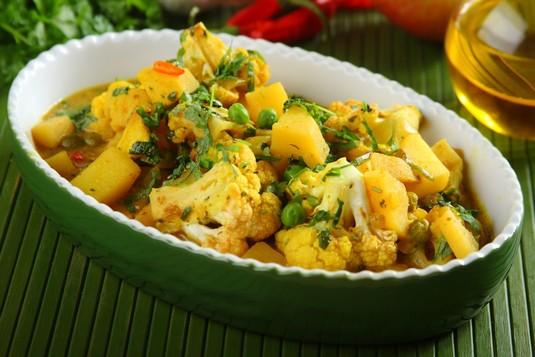 Curry z kalafiora 45 minut 4 osoby Średnie kalafior - 1 sztuka Fix Smażony ryż po chińsku Knorr - 1 opakowanie cebula - 1 sztuka ziemniaki - 0.