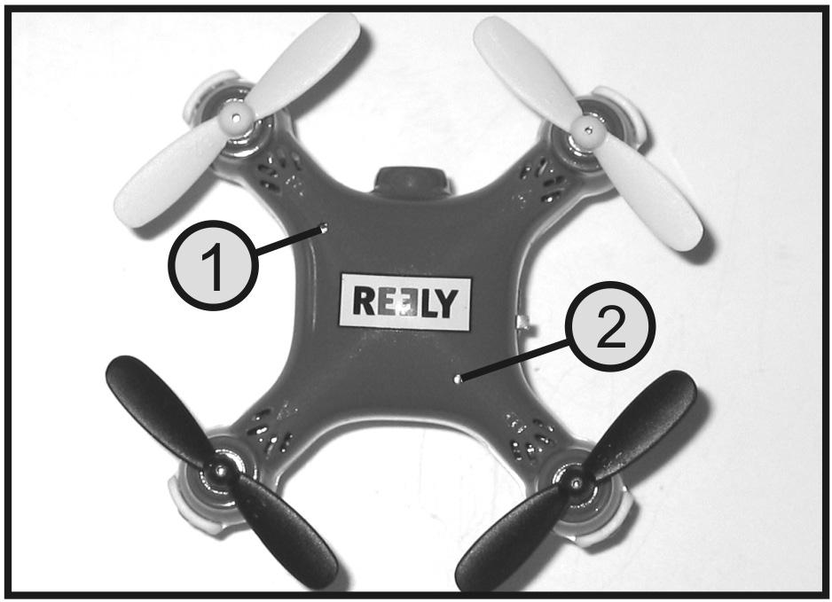 Uwaga! Dron ma u góry jeszcze dwie inne diody LED. Gdy w dronie nie ma wsuniętej karty pamięci, miga czerwona dioda LED na przednim lewym ramieniu silnika (1).