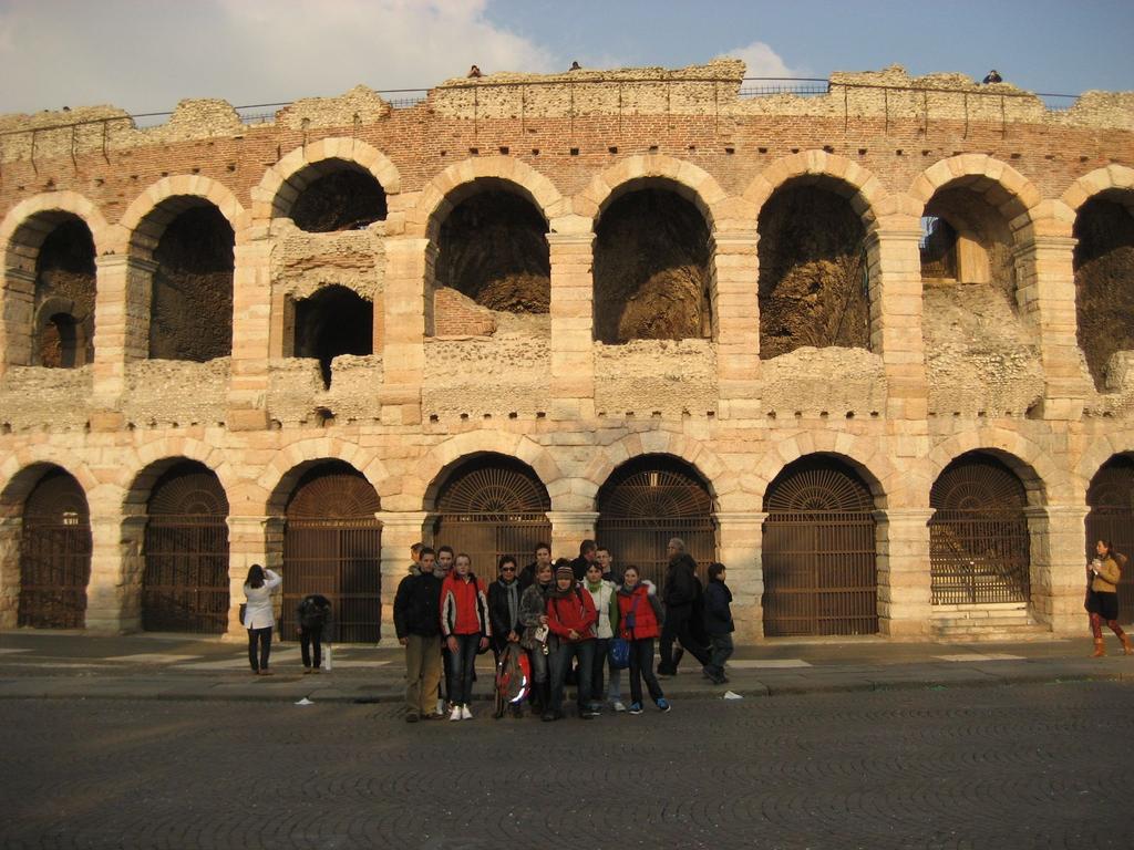 Zdjęcie na tle areny