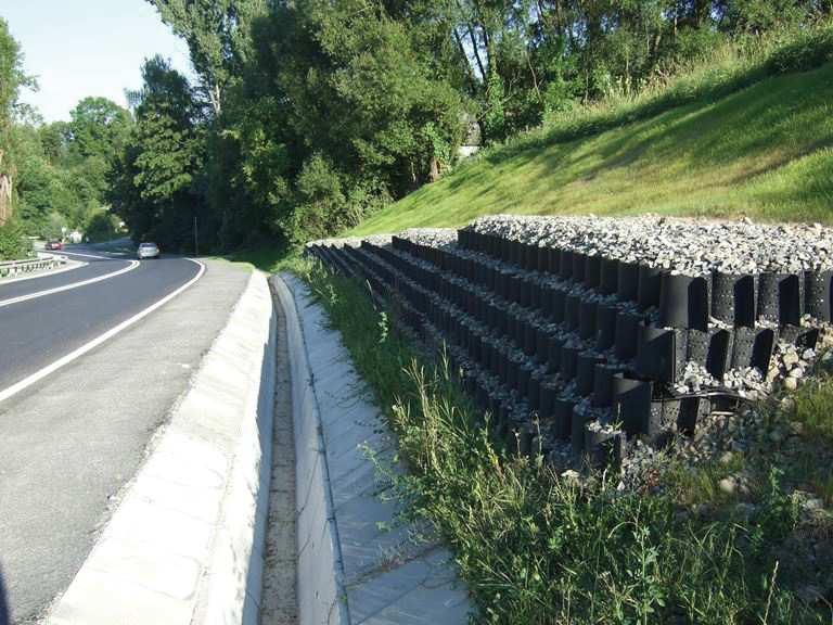 Fot.3. Konstrukcja oporowa z materacy geokomórkowych.