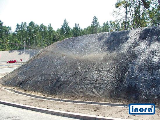 Fot. 10, 11. Zabezpieczenie przeciwerozyjne i zazielenianie skarp geosiatką HaTe 23.