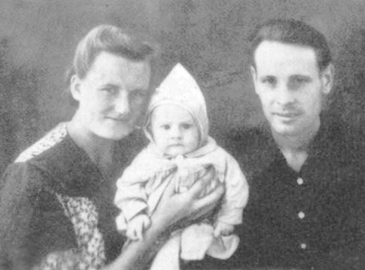 Na zes³aniu. Maria Sadowska urodzi³a synka Leszka i razem wracaj¹ do Polski, 1956 oddaniu ziemi do ko³chozu.