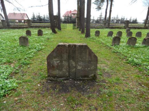 Stele nagrobne z tabliczkami