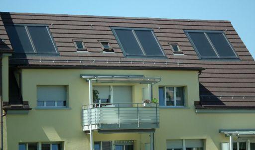 Blok mieszkalny - Multi Family Dwellings, Tannerauchstrasse Kolektory wkomponowane w pokrycie dachowe.