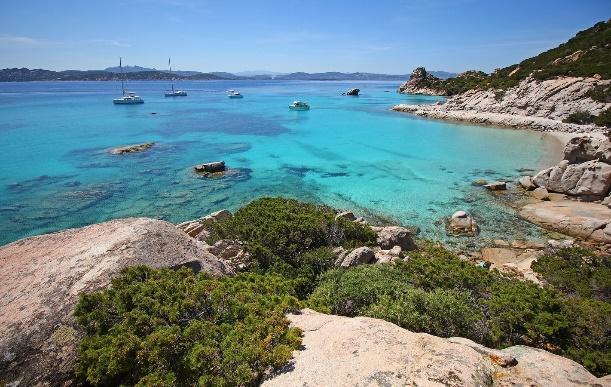 Zapraszamy was na jedyny w swoim rodzaju rejs luksusowym katamaranem po wodach wokół północnej Sardynii i Południowej Korsyki. W miejscu tym znajduje się słynny Park Narodowy La Maddalena.