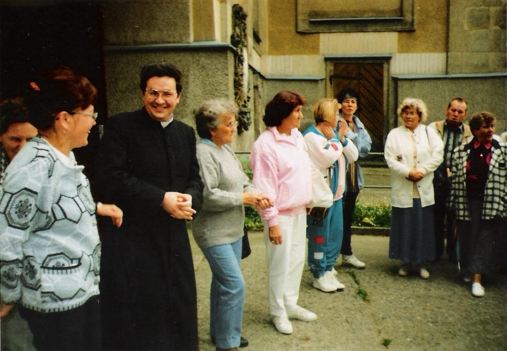 II Dzień Wspólnoty AM w Krzeszowie 20 czerwca 1998 roku Przed wyjściem pielgrzymów ze Słupca Nowej Rudy, Mirska,
