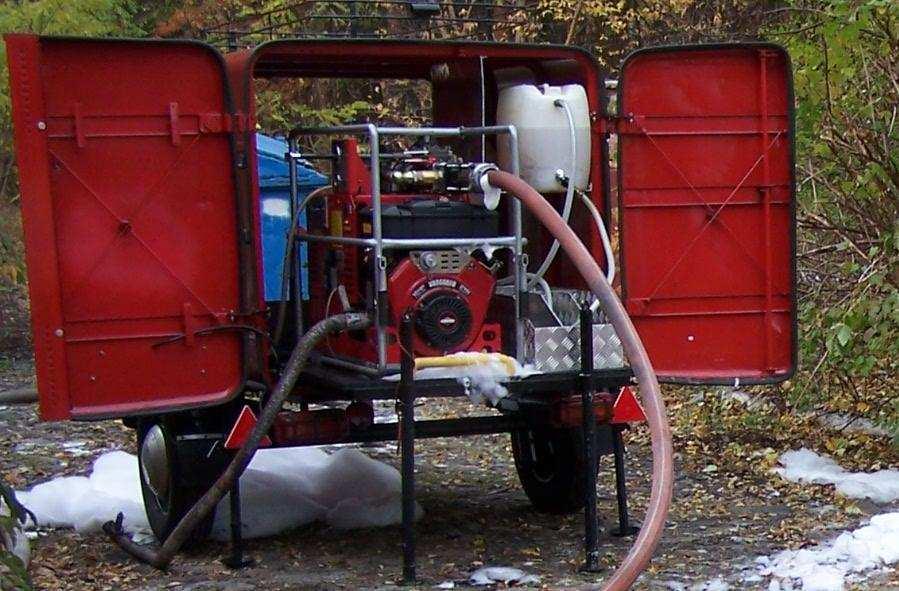 Fot. 2. Urządzenie CAFS zabudowane na przyczepce. Źródło: Fotografia autora pracy Do badań uŝyto środków pianotwórczych syntetycznych i proteinowych.