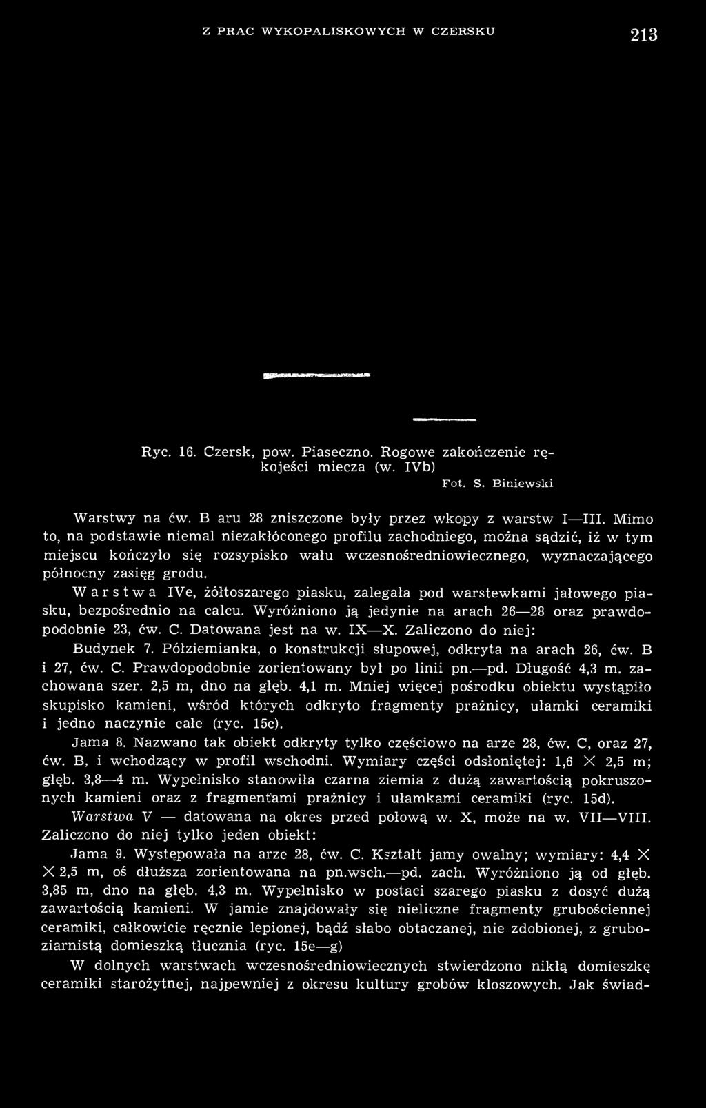Warstwa IVe, żółtoszarego piasku, zalegała pod warstewkami jałowego piasku, bezpośrednio na calcu. Wyróżniono ją jedynie na arach 26 28 oraz prawdopodobnie 23, ćw. C. Datowana jest na w. IX X.