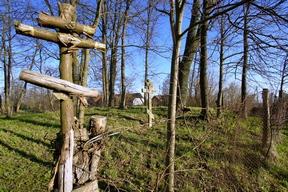 Wyróżnia ją drewniana zabudowa oraz cmentarz z charakterystycznymi krzyżami.