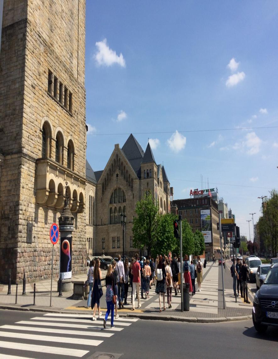 Dalej ruszyliśmy przez Most Teatralny i dotarliśmy na Plac przed Zamkiem Cesarskim. Wtedy w Zamku mieściło się Prezydium Miejskiej Rady Narodowej (organu sprawującego władzę w mieście).